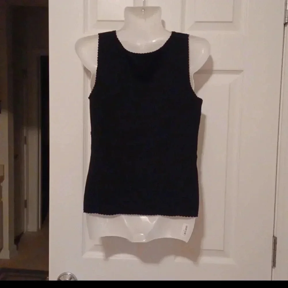 sleeveless top with dragonfly embroidery - Picture 6 of 8